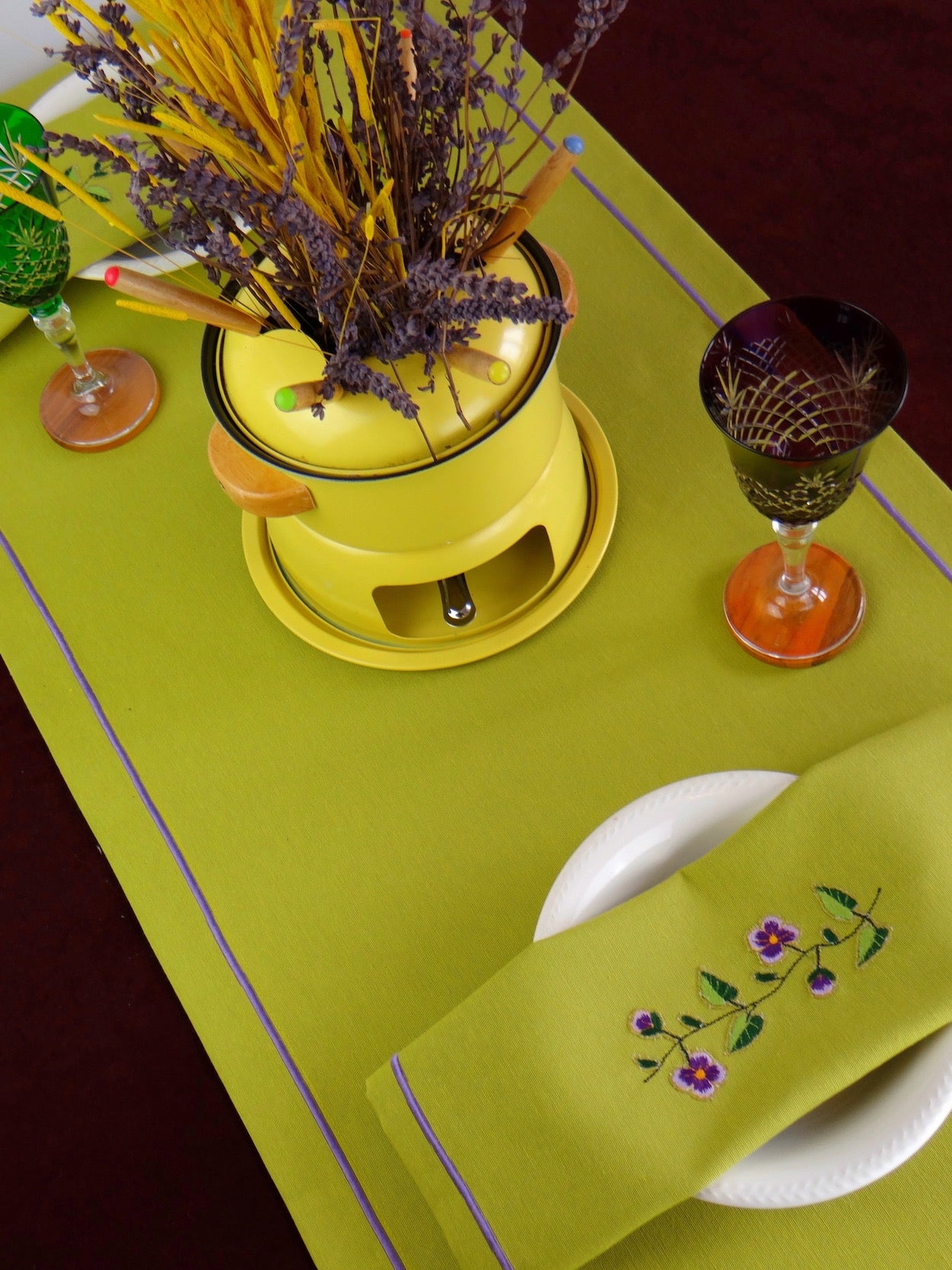 Pistachio Blossom - 5 Piece Table Set