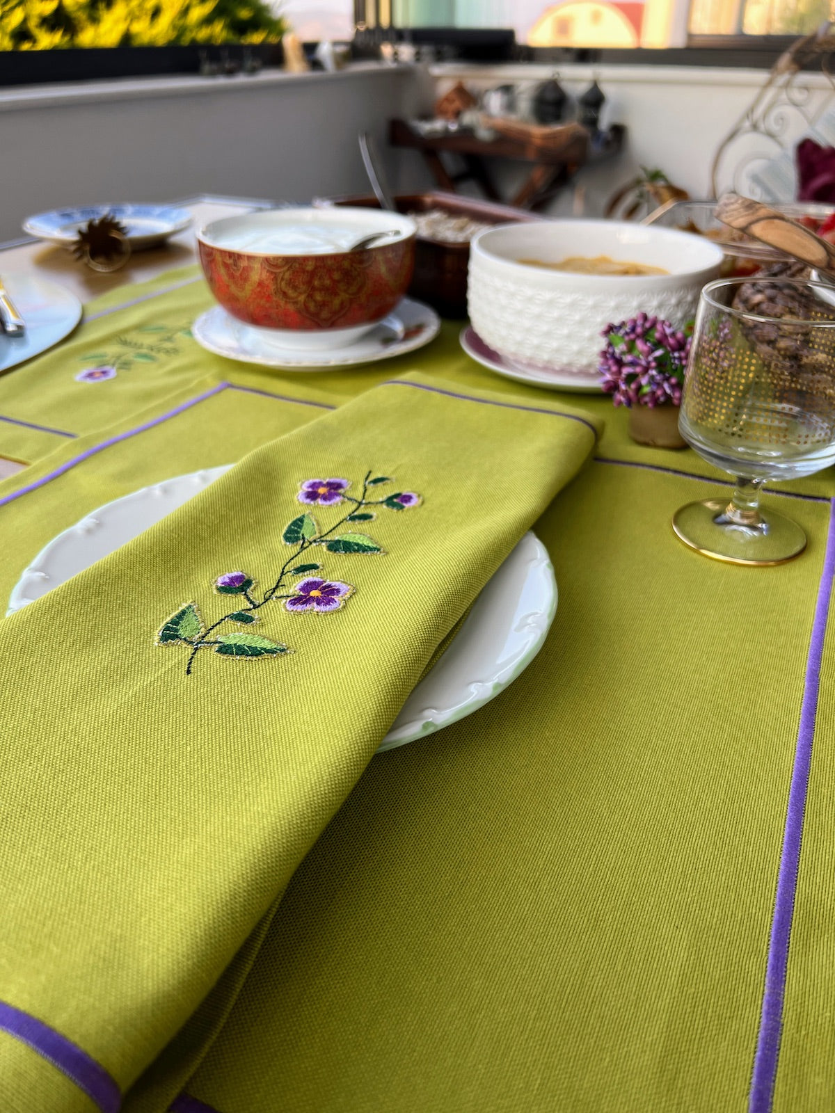 Pistachio Blossom - 5 Piece Table Set