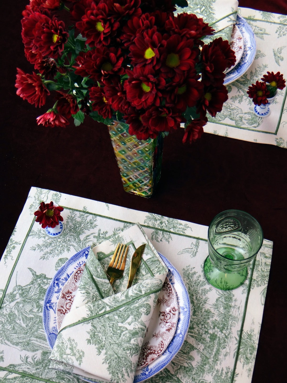 Verdant Village table set with 4 duck linen napkins and 4 placemats in green, full 8-piece set