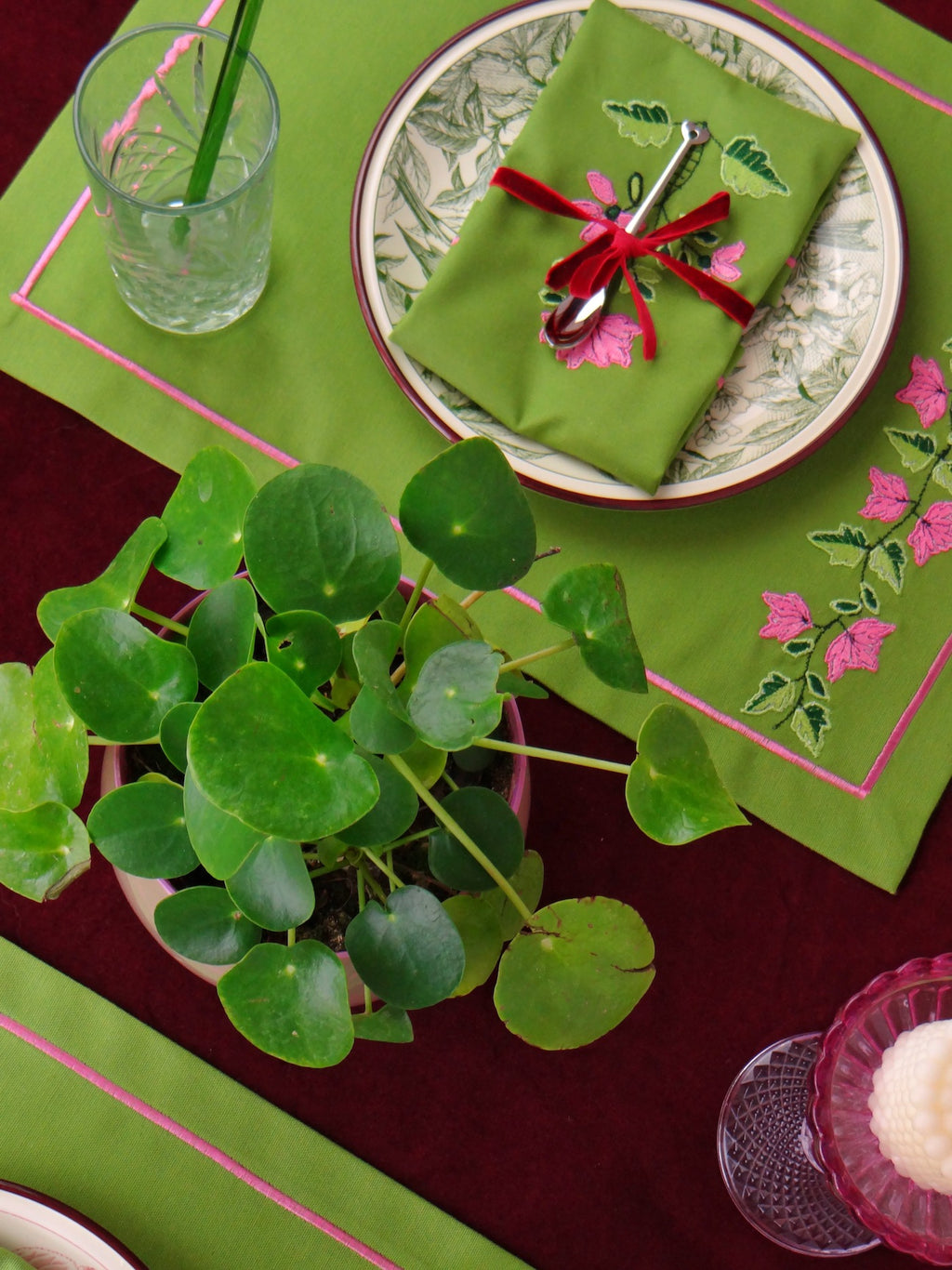 Dusky Bloom - 8 Piece Table Set